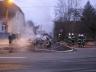Požár dvou aut po nehodě v Háji ve Slezsku ještě poničil okna domu