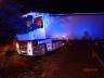 Ve Frýdlantu nad Ostravicí vytahovali hasiči kamion z příkopu. Jeho řidič byl zřejmě opilý