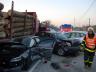 Těžká hromadná nehoda sedmi aut zablokovala silnici na Třinecku