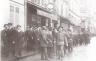 Stanovský v buřince v čele protirakouské demonstrace v Paříži 26.7.1914