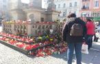 Pietní místo na Masarykově náměstí, které se stalo jablkem sváru mezi synem Věry Špinarové Adamem Pavlíkem a magistrátem